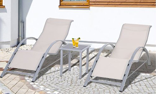 Conjunto mesa y tumbonas